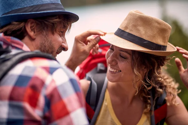 Smilling Túrázó Pár Közelkép Gyönyörű Férfi Beszélgetéséről Szerelem Pár Túrázás — Stock Fotó