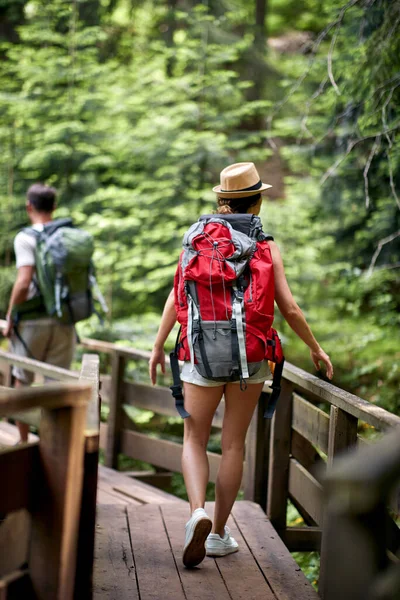 Turistas Caminando Por Puente Una Joven Pareja Mochileros Senderismo Estilo —  Fotos de Stock