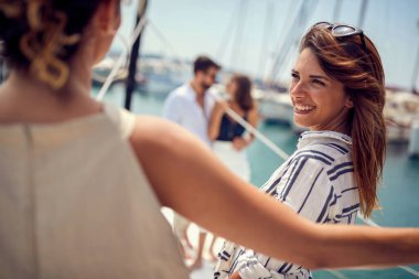 Bir grup şık zengin arkadaş yatta birlikte dolaşıyorlar.