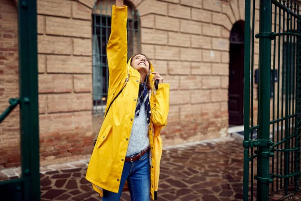 Seorang Gadis Muda Bersemangat Tentang Hujan Tetes Jatuh Pada Dirinya — Stok Foto