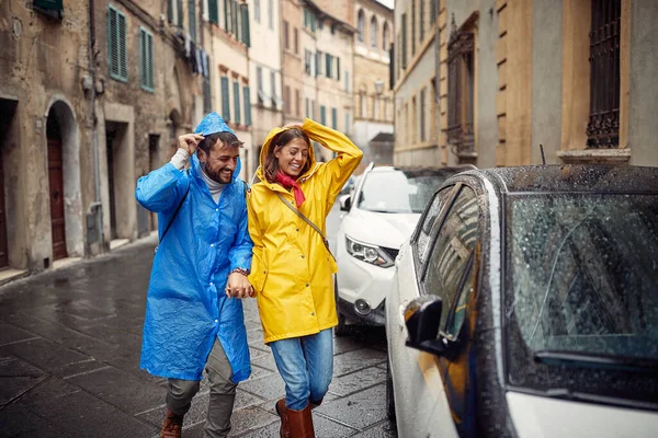 Una Joven Pareja Alegre Impermeables Atrapada Por Lluvia Durante Paseo —  Fotos de Stock