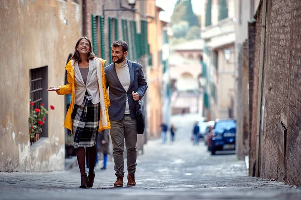 Tatmin Olmuş Genç Bir Çift Eski Şehirde Yürüyor Rahat Bir — Stok fotoğraf