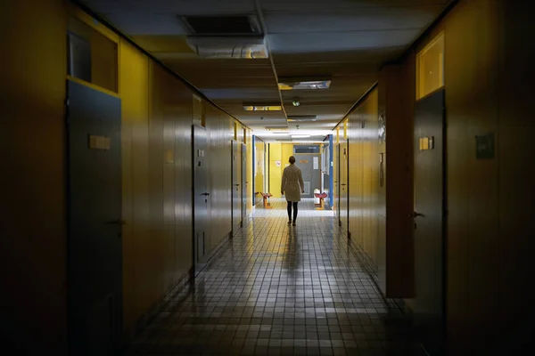 Karanlık Ürkütücü Bir Koridorda Yürüyen Bir Kurum Çalışanı Kurum Koridor — Stok fotoğraf