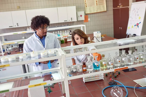 Młodzi Studenci Chemii Pracujący Sterylnym Środowisku Laboratorium Chemia Chemikalia Laboratorium — Zdjęcie stockowe
