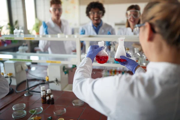 Młodzi Studenci Chemii Zdumieni Reakcją Chemiczną Eksperymencie Przeprowadzanym Laboratorium Pogodnej — Zdjęcie stockowe