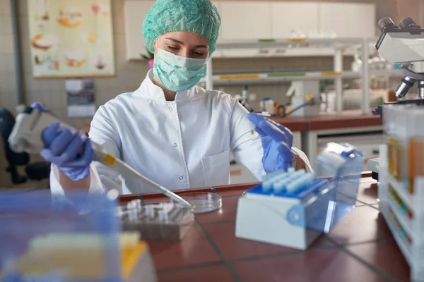 Eine Junge Wissenschaftlerin Schutzkleidung Pipettiert Einem Sterilen Laborumfeld Wissenschaft Chemie — Stockfoto