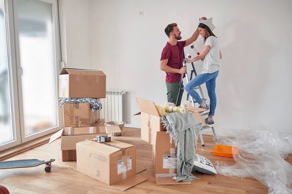 Cute Caucasian Couple Having Fun While Preparing Paint White Wall — Stock Photo, Image