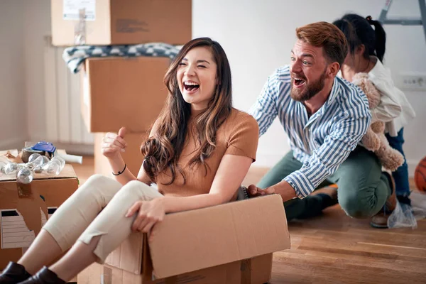 Beautiful Young Asian Young Woman Sitting Cardboard Box Laughing Playing — Stock Photo, Image