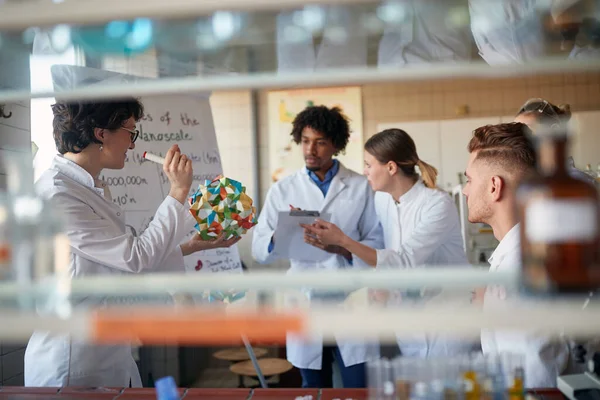Νέοι Μαθητές Χημικών Κρατούν Σημειώσεις Για Διαλέξεις Στο Πανεπιστημιακό Εργαστήριο — Φωτογραφία Αρχείου