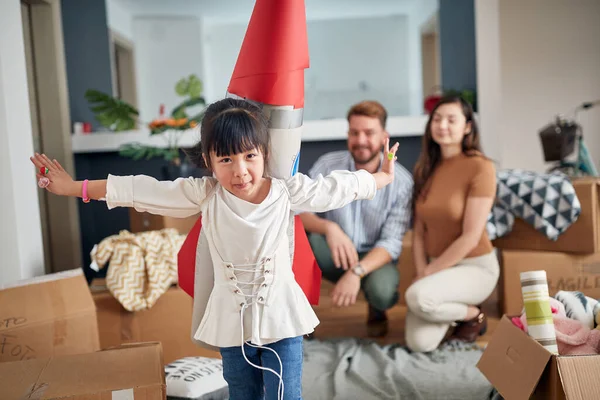 Glückliches Kleines Mädchen Das Mit Papierrakete Auf Dem Rücken Mit — Stockfoto