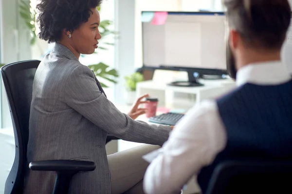 Une Jeune Employée Travaille Bureau Dans Une Atmosphère Travail Avec — Photo