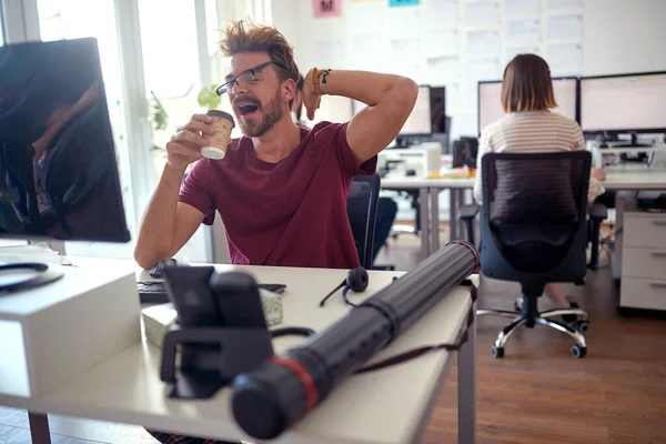 Manlig Anställd Gäspar Medan Han Arbetar Vid Skrivbordet Trevlig Atmosfär — Stockfoto