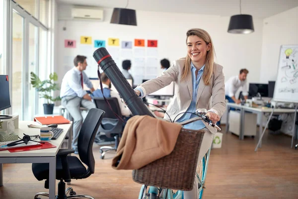 Una Joven Empleada Alegre Disfruta Posando Para Una Foto Mientras — Foto de Stock