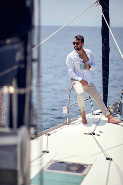 ヨットで一人で航海するカジュアルな良い男 豪華なライフスタイルのコンセプト — ストック写真