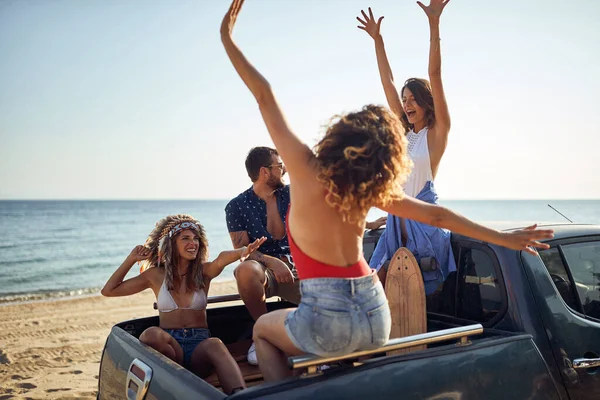 Grupo Amigos Universitários Que Chegam Praia Enquanto Fazem Viagem Carro — Fotografia de Stock