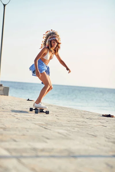 Jeune Femme Attrayante Chevauchant Skateboard Par Une Journée Ensoleillée Concept — Photo