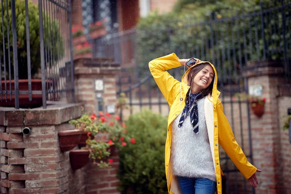 Young Girl Street Walk Cloudy Day Enjoying Music While Started — Stock Photo, Image