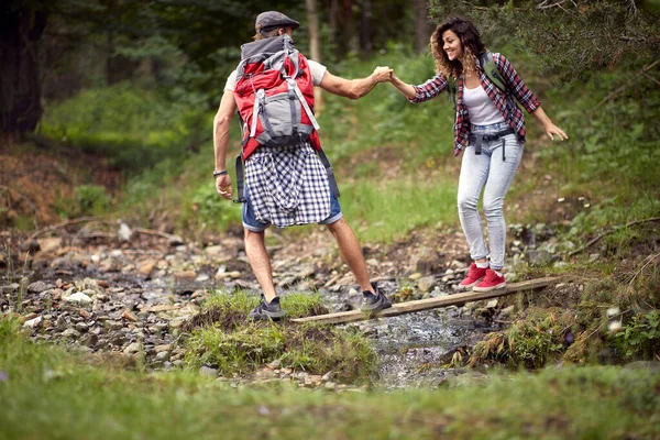 Young Couple Crossing Creek While Hiking Beautiful Day Nature Hiking — Stock Photo, Image