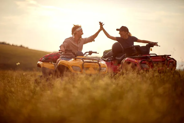 Tineri Fată Zâmbitoare Bucură Echitatie Quad Natură — Fotografie, imagine de stoc