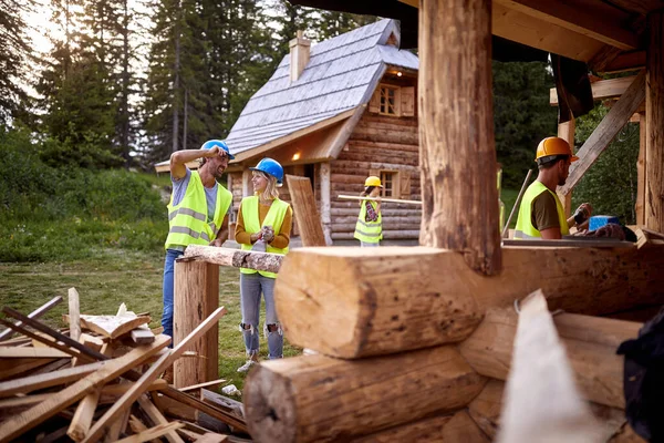 Joven Pareja Constructor Sonriente Charlando Sitio Construcción Otros Trabajadores Que — Foto de Stock