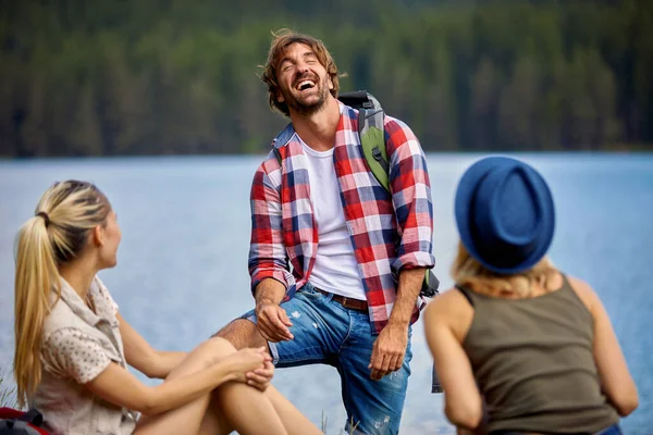 自然の中で時間を楽しむ友人 ハイキング中の若者たちは 休憩中に笑ってリラックスしています ハイキング ライフスタイル 自然コンセプト — ストック写真