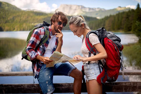 地図を見ているカップル 場所を探してる ハイキング ライフスタイル 自然コンセプト — ストック写真