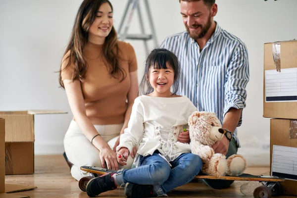 Söt Liten Asiatisk Flicka Som Ler Leker Med Sina Föräldrar — Stockfoto