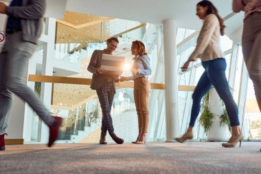 Şirket binasındaki çalışanlarla dolu yoğun bir koridorda hoş bir atmosfer. İş, insanlar, şirket.