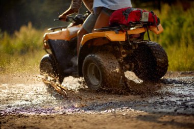 Doğada çamurlu bir yoldaki dörtlükler..