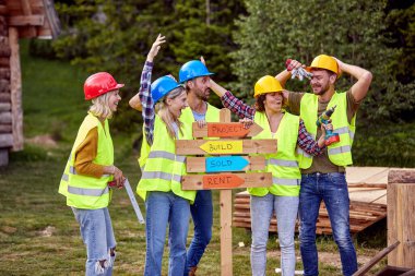 Ahşap ahşap ahşap ev yapısı, ahşap çerçeve tasarımı ve inşaatı ile takım çalışması gülümsüyor..