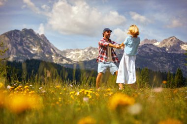 Birlikte eğlenen genç çift. Yaşam tarzı, aşk ve seyahat konsepti. 