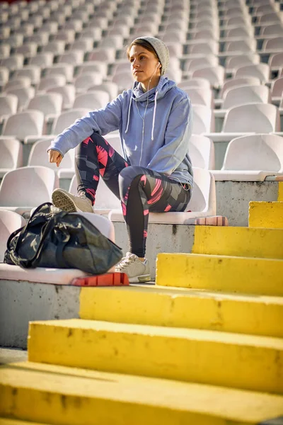 Молодая Женщина Отдыхает Сидит Трибуне Стадионе Ожидая Тренировки Прекрасный Солнечный — стоковое фото