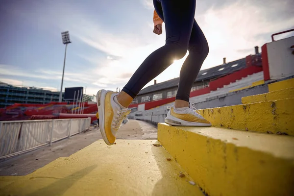 Una Joven Está Corriendo Las Escaleras Hermoso Día Estadio Deporte — Foto de Stock