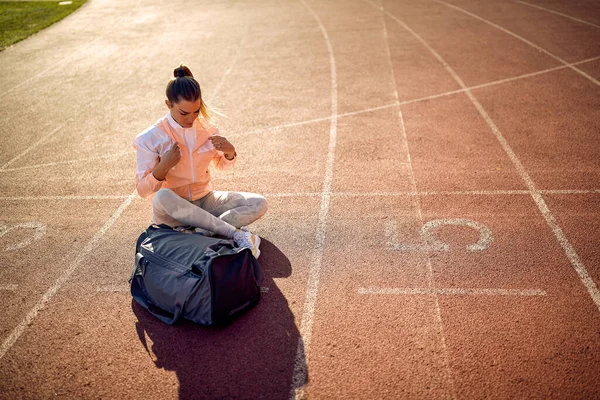 Uma Jovem Está Sentada Pista Relaxando Antes Treinamento Belo Dia — Fotografia de Stock