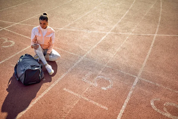 Jovem Branca Treinando Corredor Feminino Para Corrida Estádio — Fotografia de Stock