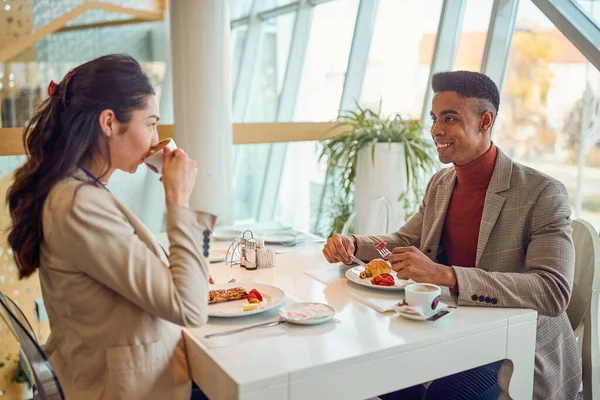 若いビジネスマンは食堂のリラックスした雰囲気の中で昼食休憩中に若い女性の同僚とチャットしています ビジネス — ストック写真