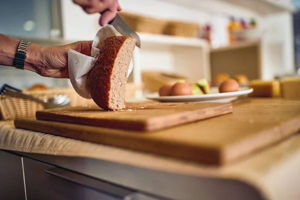 Homem Está Cortando Pão Ambiente Agradável Cozinha Comida Cozinha — Fotografia de Stock