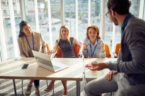 Grupo Jovens Empresários Comissão Está Conversando Ambiente Descontraído Durante Uma — Fotografia de Stock