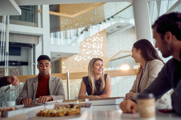 Jovens Empresários Conversando Durante Uma Pausa Para Almoço Ambiente Amigável — Fotografia de Stock