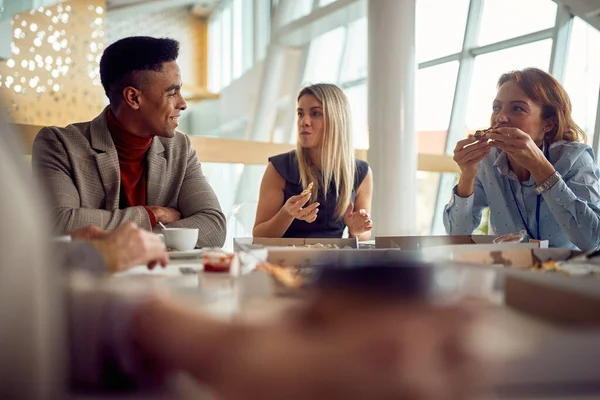 Ung Affärsman Pratar Med Kvinnliga Kollegor Lunchrasten Trevlig Atmosfär Företagsbyggnaden — Stockfoto