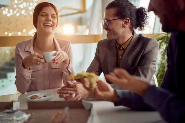 Una Joven Mujer Negocios Alegre Está Divirtiendo Con Sus Colegas — Foto de Stock