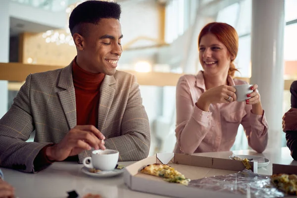 若いビジネスマンは 会社の建物の中で楽しい雰囲気の中で昼食後にコーヒーを楽しんでいる間 女性の同僚とチャットしています ビジネス — ストック写真