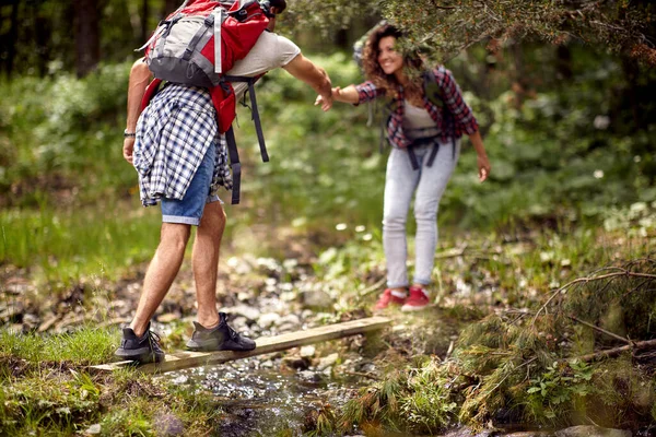 Genç Cuople Nehri Geçiyor Ormana Yolculuk — Stok fotoğraf