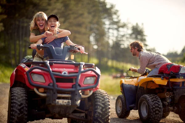 Group Happy Friends Riding Quads Beautiful Day Mountain Riding Friendship — Stock Photo, Image