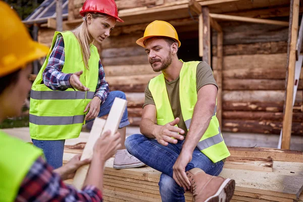 Építők Egy Gyönyörű Napon Beszélgetnek Ház Építkezésén Erdőben Munkavállalók Építőipar — Stock Fotó