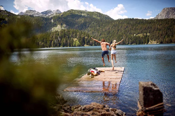 Jeune Couple Saute Dans Lac Lors Une Randonnée Montagne Par — Photo