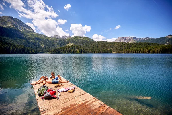 Pareja Turística Con Mochilas Tomando Sol Embarcadero Madera Junto Lago — Foto de Stock