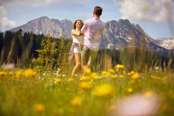 Couple Dancing Green Grass Enjoying Time Nature Fun Togetherness Nature — Stock Photo, Image