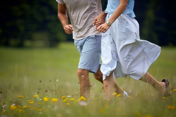 Casal Mãos Dadas Correr Prado Verde Divertimento União Estilo Vida — Fotografia de Stock