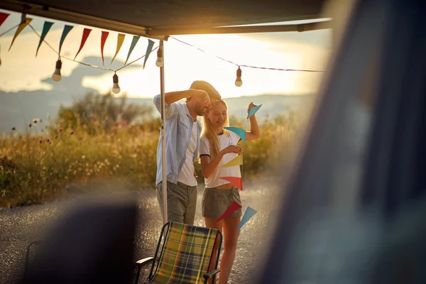 Jonge Man Vrouw Bereiden Feest Met Auto Buiten Camping Caravan — Stockfoto